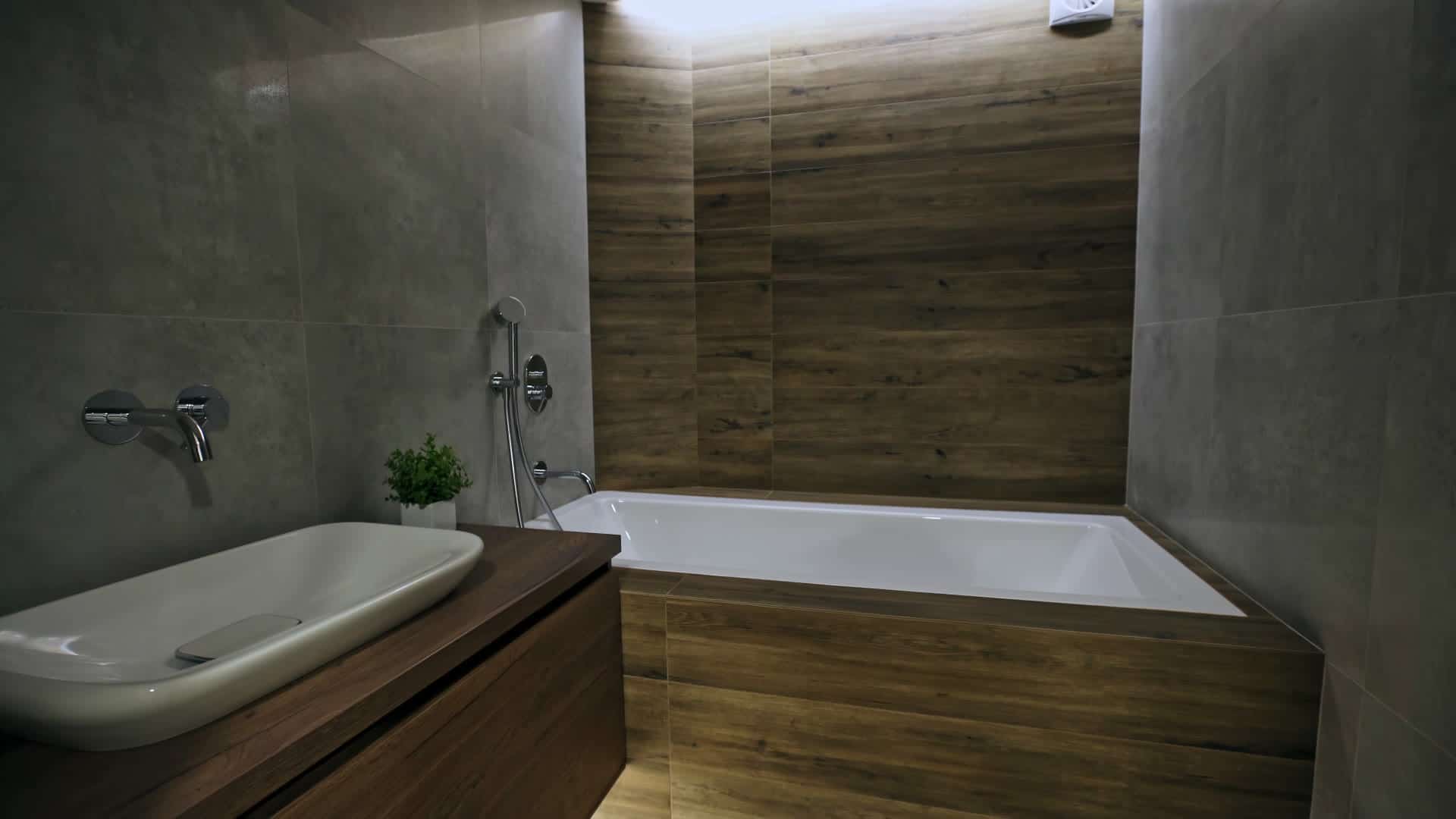 Salle de bain contemporaine, bois et béton ciré, baignoire encastrée